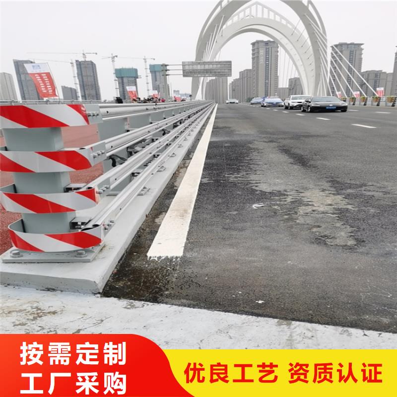 氟碳漆喷塑防撞护栏木纹转印护栏厂家购买的是放心