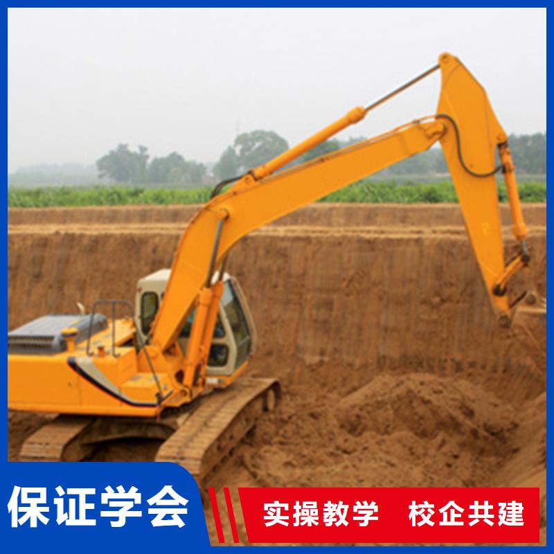 哪里有挖挠机挖土机技校真车实练不用模拟机
