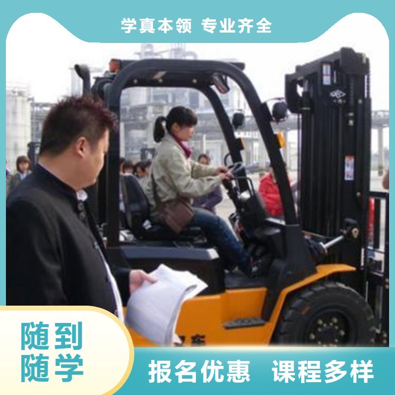 卢龙学挖掘机钩机选哪个学校挖掘机挖沟机学校电话