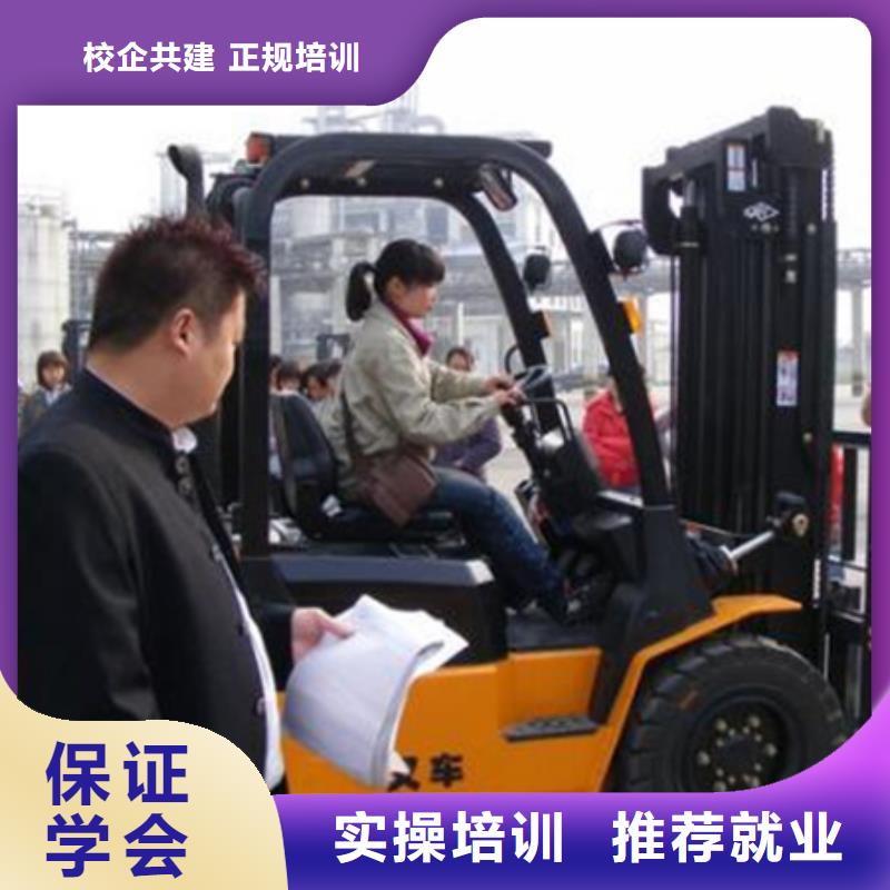 挖掘机技校哪家好|虎振钩机驾驶学校