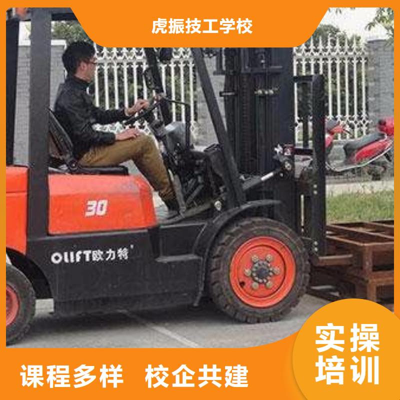 学挖掘机钩机来虎振学校好就业薪资高