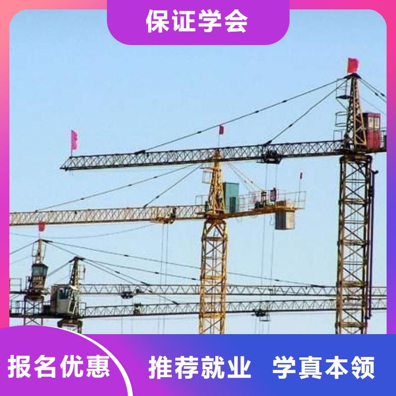 学挖掘机钩机来虎振学校好就业薪资高