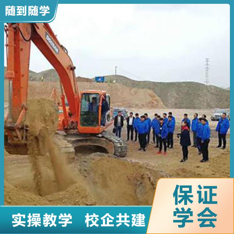 挖土机挖挠机驾校哪家好设备新场地大