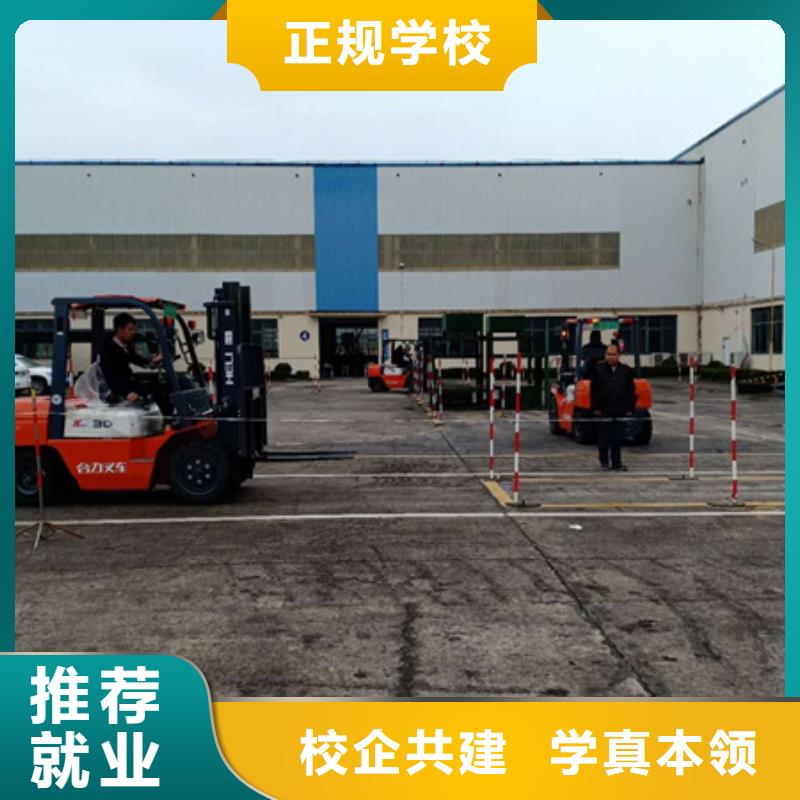 学铲车装载机来虎振学校教练手把手教学
