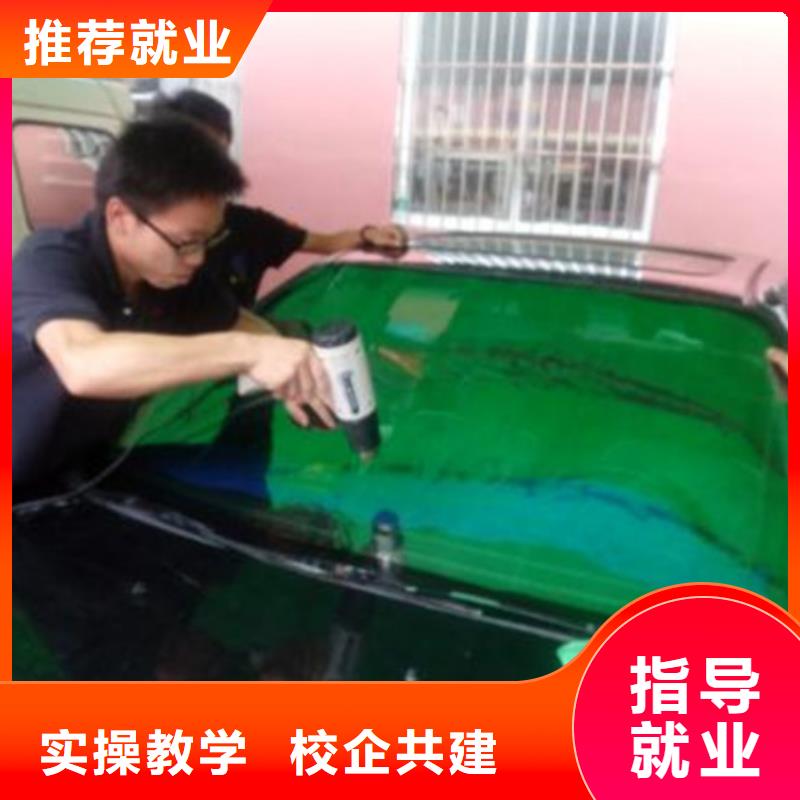 的汽车美容装具学校汽车钣金喷漆学校哪家好入学即签订合同