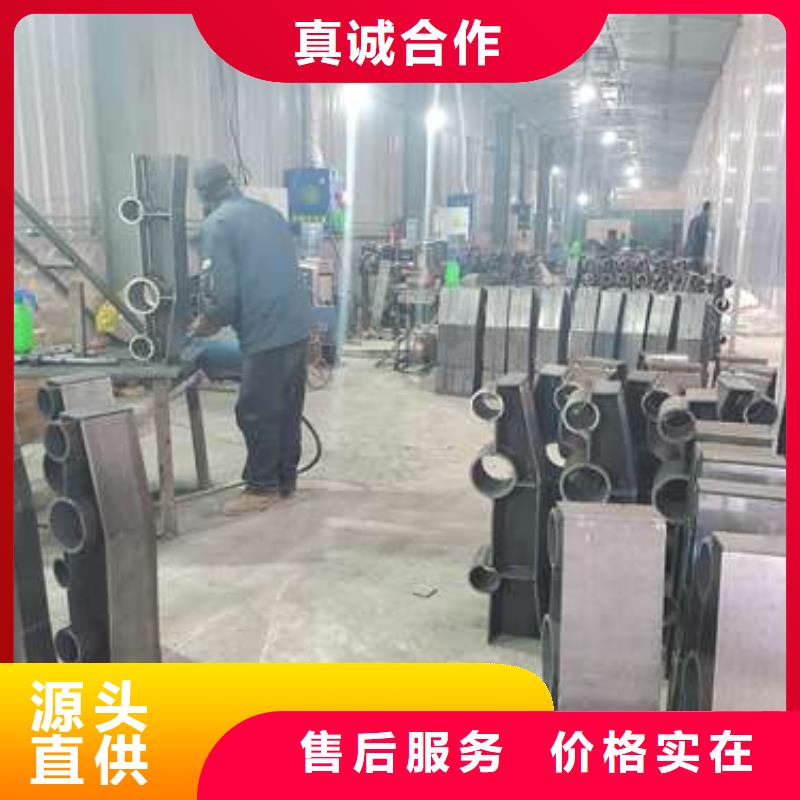 桥上的防撞护栏结实耐用