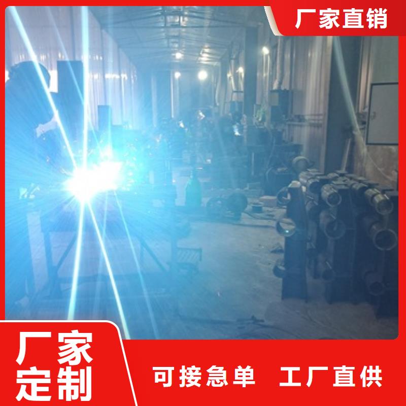 桥上的防撞护栏结实耐用