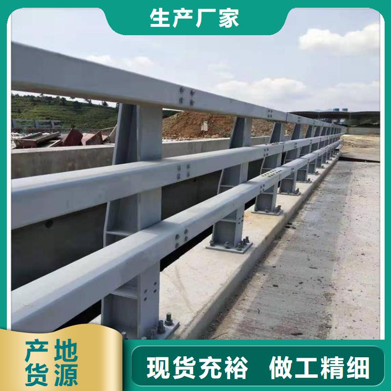 桥上的防撞护栏结实耐用