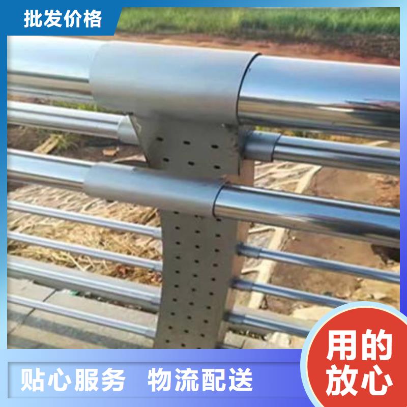 桥上的防撞护栏结实耐用