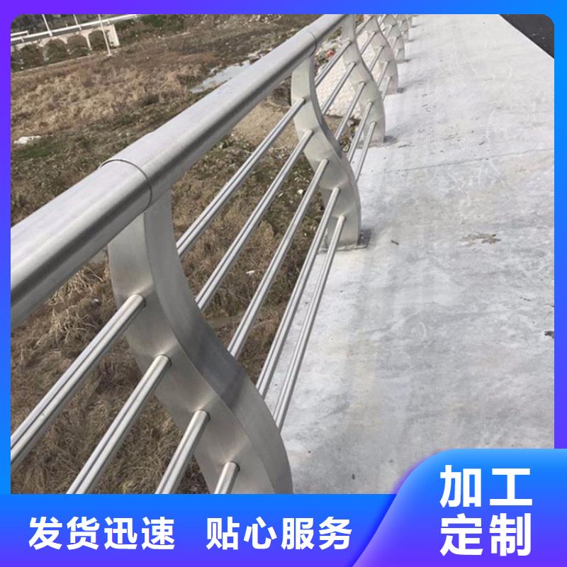 万宁市不锈钢立柱玻璃栏杆厂家性高