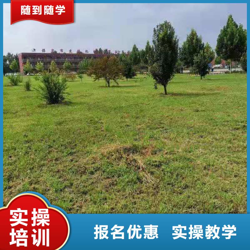 虎振挖掘机学校报名电话学费多少钱
