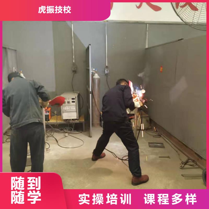 【焊工学校】学挖掘机钩机学费多少钱指导就业