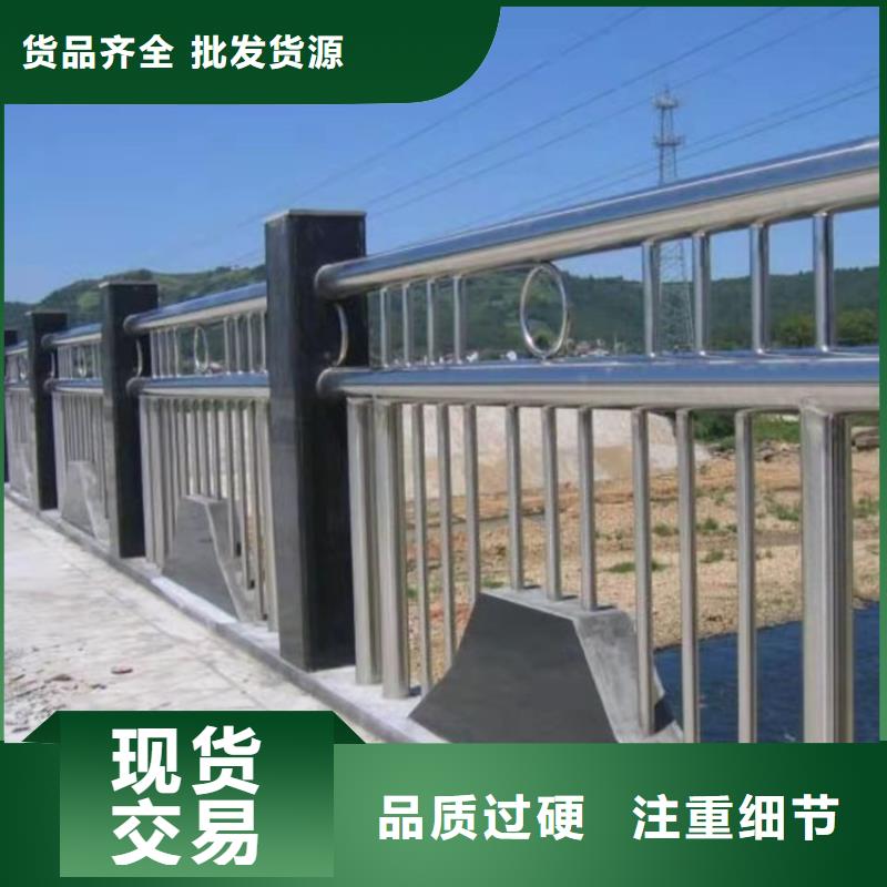 高速路两侧护栏规格多样