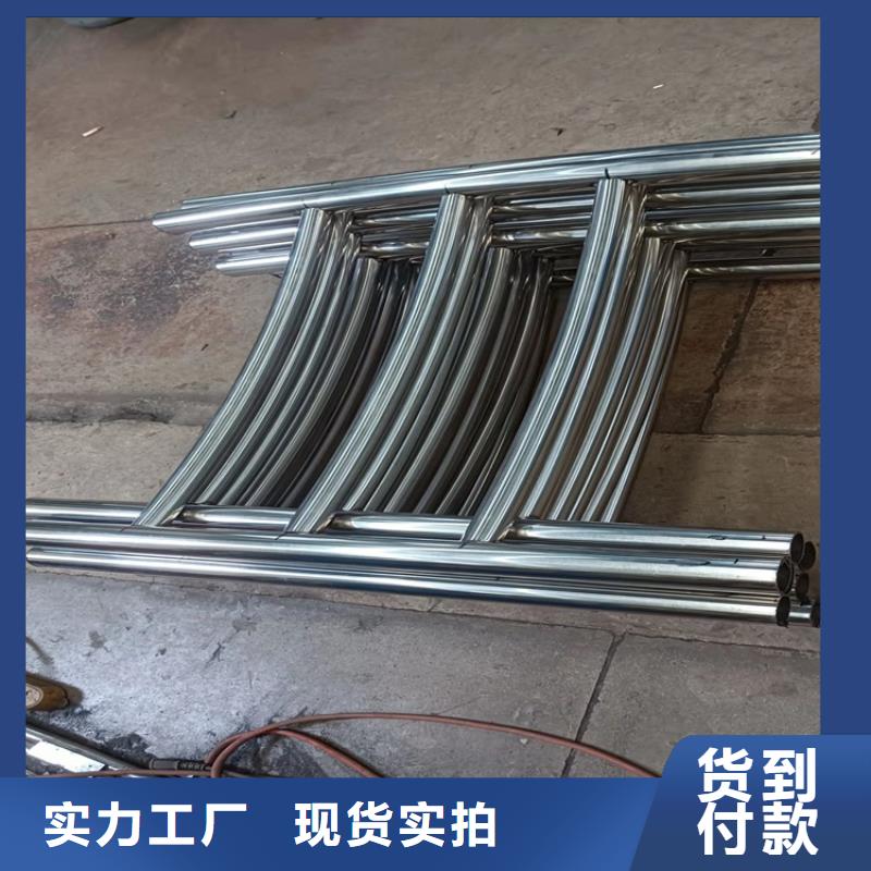 高速路两侧护栏规格多样
