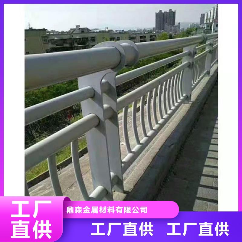 高速路两侧护栏规格多样