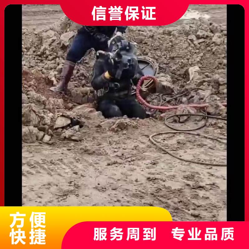 打捞队搜救队伍一身边的潜水队伍