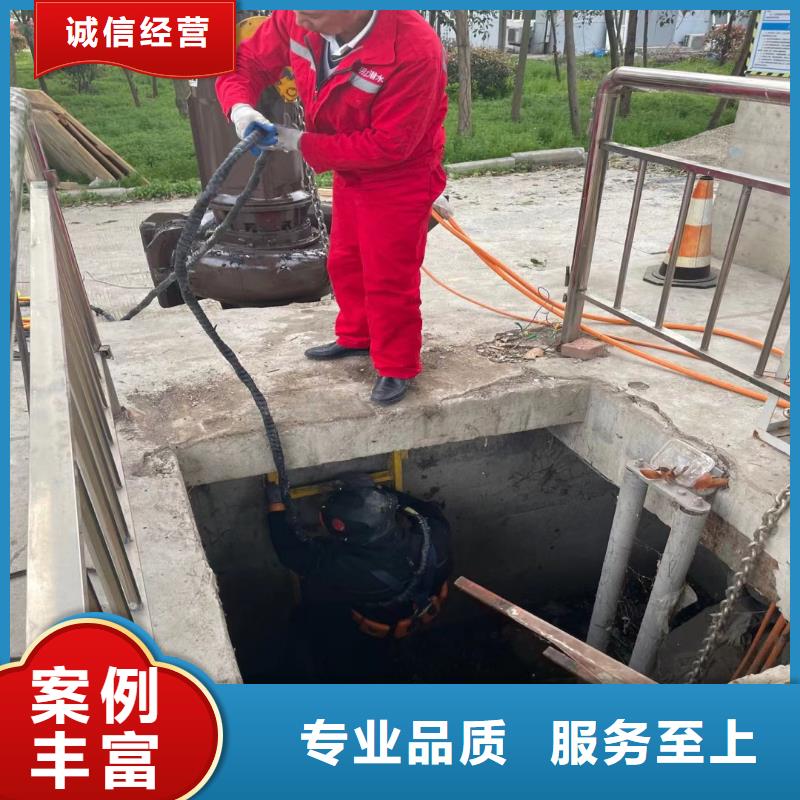 水下焊接阳极块一身边的潜水队伍